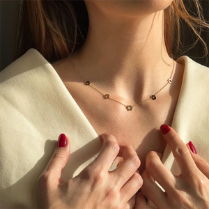 Collar de Plata de Ley 925 con Baño de Oro de 18K y Dije de Flor Calada para Mujer, Regalos Modernos para Fiestas - Product Image 1