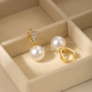 Boucles d'oreilles créoles en perles blanches plaquées or pour femmes, bijoux de fête, design géométrique, micro-serties de zircon - Product Image 1