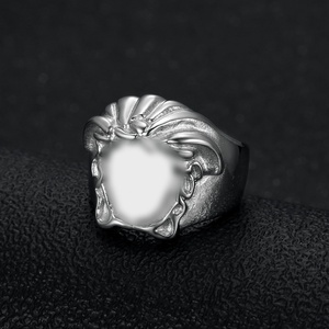 <span class=keywords><strong>Bague</strong></span> en or ton or sculptée en relief rétro artisanale glamour pour hommes, bijoux de mode rétro pour les fêtes - Product Image 3