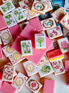 Juego de Fichas de Mahjong Americanas Rosa Mariposa Ángel, 160 Piezas de Acrílico, Grabado Jardín de Rosas, con Tapete de Regalo - Product Image 2