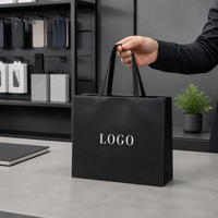 Sac cadeau en papier noir avec logo personnalisé et poignées en ruban pour l'emballage de produits électroniques 3C