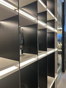 خزانة نبيذ أنيقة مخصصة مع إضاءة LED ذهبية ورفوف زجاجية لأثاث الترفيه المنزلي - Product Image 3