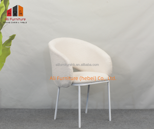<span class=keywords><strong>Fauteuil</strong></span> en fausse <span class=keywords><strong>fourrure</strong></span> d'agneau style crème, design enveloppant avec pieds en métal blanc, chaise moderne et confortable pour la maison, les cafés et l'usage commercial - Product Image 4