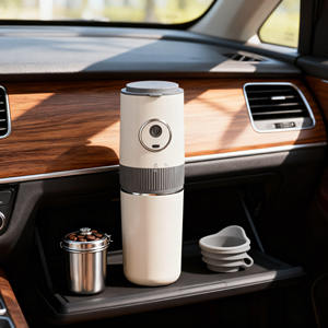 Mini moulin à café électrique portable d'extérieur entièrement automatique en acier inoxydable USB pour la préparation du café en voiture, isolé - Product Image 3
