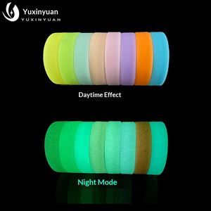 Pulseras Deportivas Luminosas Fluorescentes Ecológicas de Silicona con Logotipo/Patrones en Relieve para Estudiantes, Niños y Adultos, Coloridas - Product Image 4