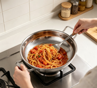 FLEY Poêle antiadhésive haut de gamme à triple couche et Wok en acier inoxydable martelé avec couvercle en verre et poignées en acier inoxydable – Ensemble d'ustensiles de cuisine