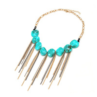 Collier ras du cou tendance 2027 pour femme, style bohème, avec pierres irrégulières turquoise et pampilles, chaîne bicolore