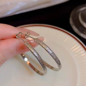 Boucles d'oreilles créoles classiques texturées en métal argenté, grandes créoles rondes pour femmes et jeunes filles, pour un look quotidien élégant - Product Image 3