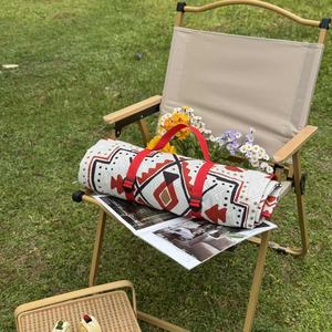 Coperta da Picnic Pieghevole Impermeabile Riciclata con Cinghia Personalizzata e Design Stampato, Tappetino da Picnic in Plastica di Lusso, Tappetino da Gioco per Bambini - Product Image 1