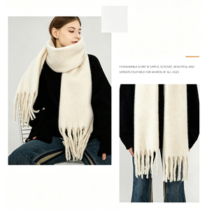 Bufanda larga de color sólido con flecos, suave y cálida para invierno, chal para mujer, accesorio de bufanda de imitación de cachemira para uso diario en viajes y para el invierno. - Product Image 4