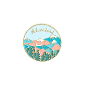 Broche ronde personnalisée créative de dessin animé en forme de grande vague, motif bijou, avec motifs de pointe de montagne d'aventure et de randonnée - Product Image 1