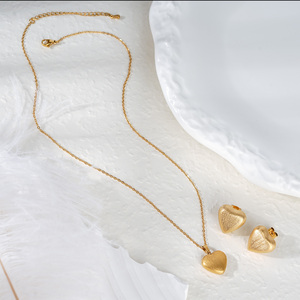 Collier pendentif cœur plaqué or 304 316, chaîne serpent en alliage, unisexe, romantique, à porter au quotidien - Product Image 1