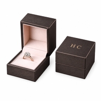 Fabricant de boîtes à bagues élégantes en cuir PU, boîtes cadeaux pour bijoux avec doublure en velours personnalisées en gros, usine pour les designers de bijoux professionnels