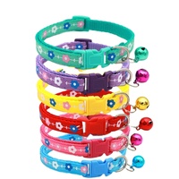 Collier pour animaux de compagnie en polyester à motif de fleurs et de vigne, imprimé cœur tricolore, avec clochette, pour la promenade en extérieur des chats et chiens