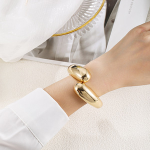 Nueva Moda 2025 Pulsera de Oro de 18K al por Mayor, Diseño Minimalista Grueso Punk con Forma de Lágrima, Brazalete Grande de Primavera - Product Image 2