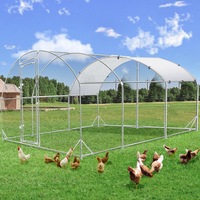 Grand poulailler moderne en métal avec enclos accessible, toit en dôme thermolaqué, fermeture à poussoir, emballé en boîte, cage extérieure pour animaux de compagnie