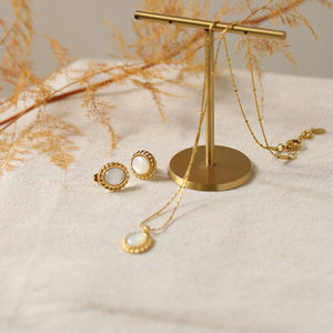 Parure de bijoux vintage torsadée en nacre, boucles d'oreilles clous rétro en coquillage + collier ras-du-cou, en acier titane plaqué or 18 carats - Product Image 5