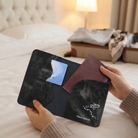 Protège-passeport en jean et PU avec motif cœur brodé, porte-cartes d'identité, accessoire de voyage, cadeau idéal pour les vacances