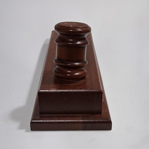 Marteau de <span class=keywords><strong>juge</strong></span> en bois poli vintage avec support, poignée ergonomique, taille et couleur personnalisables - Product Image 4