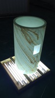 Dalle de pierre translucide en onyx rétroéclairé en faux marbre personnalisé pour la décoration de salle de bain d'hôtel, lavabo