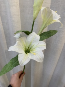 Vente en gros de fleurs de lys en soie de haute qualité, populaires, pour la décoration de mariage et de la maison - Product Image 6