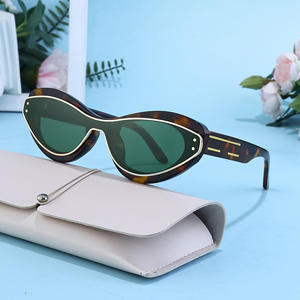 แว่นกันแดดทรงแคทอายสำหรับผู้หญิง รุ่น ZS-98296 กรอบพลาสติกสีดำ ป้องกันรังสียูวี 400 ระดับ 2 ดีไซน์ทรงสี่เหลี่ยมทันสมัย - Product Image 4