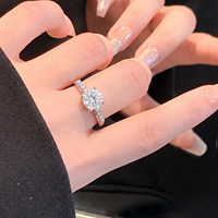 Bague en moissanite plaquée rhodium en laiton haut de gamme 1 carat pour femme – Tendance, luxe léger, élégante et raffinée