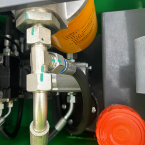 Mini-chargeuse compacte de 17,2 kW certifiée CE et EPA avec revêtements bleus, jaunes et blancs et fourche à palettes pour travaux agricoles - Product Image 2