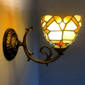 Lámpara de Pared LongHuiJing de 6 Pulgadas, Vidrio Teñido Multicolor, Hecha a Mano, LED, Estilo Mid-Century, Aleación de Zinc, Bombilla E27, 2700K, Luz Cálida Suave para Sala de Estar - Product Image 3