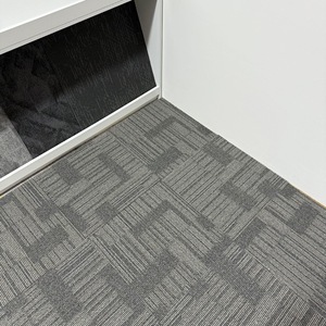 Dalles <span class=keywords><strong>de</strong></span> <span class=keywords><strong>moquette</strong></span> modulaires en nylon géométriques <span class=keywords><strong>de</strong></span> luxe 50x50cm, tapis <span class=keywords><strong>de</strong></span> sol robustes pour bureaux et espaces commerciaux - Product Image 6