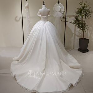 Robe de mariée LY116 moderne et classique avec volants aux épaules, longue, à motifs floraux, appliques en cristal, traîne chapelle, en tissu dentelle pour femme - Product Image 3
