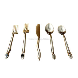 Ensemble de couverts en acier inoxydable argenté poli, rond et incurvé, fait à la main, style occidental et design différent - Product Image 1