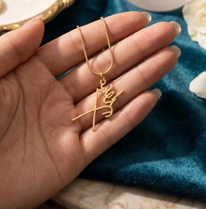 Elegante Collana con Firma Reza Pahlavi in Acciaio Inossidabile Placcato Oro 18k, Charm Pahlavi Altamente Lucidato, Firma Reza <span class=keywords><strong>Shah</strong></span> - Product Image 4