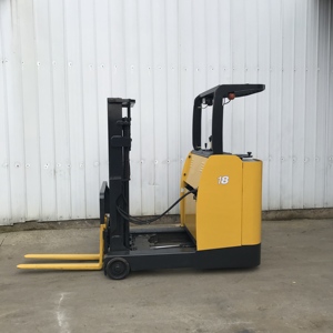 Montacargas Eléctrico Usado Komatsu de 1.8 Toneladas con Mástil de Dos Etapas, Neumáticos Sólidos, Dimensiones de Horquillas de 1070 mm / Motor Komatsu - Product Image 1