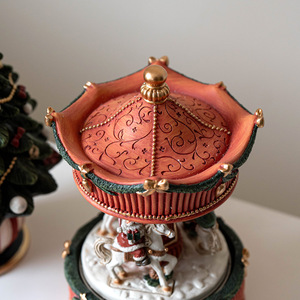 Boîte à musique carrousel de Noël avec figurine de Père Noël en résine, cadeau pour elle, idéal pour le dropshipping Shopify et les fêtes - Product Image 5