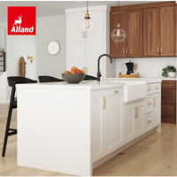 Armoires de cuisine personnalisées Allandgroup de style transitionnel avec finition laquée mate, panneaux Shaker en MDF, étagères ouvertes et îlot
