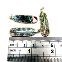 2025 bijoux hawaïens sculpté à la main naturel ormeau plume pendentif or garniture coquille plume feuille forme charme bricolage collier boucles d'oreilles