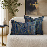 Ensemble de coussins décoratifs bleu marine et or, carrés et lombaires, style moderne glamour, imprimé lignes abstraites, pour canapé et chambre à coucher