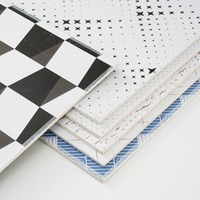 Dalles de plafond carrées en PVC modernes et étanches pour la décoration intérieure de l'hôtellerie au Pakistan et en Inde
