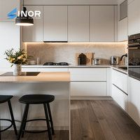 Armoire de cuisine moderne avec compartiment poubelle intégré et système d'organisation de centre de recyclage