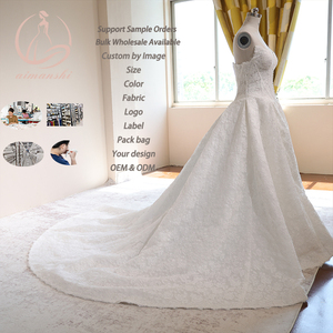 Abito da sposa a trapezio <span class=keywords><strong>senza</strong></span> <span class=keywords><strong>spalline</strong></span> con corpetto a cuore, tutto in pizzo, bottoni ricoperti, strascico a cattedrale, stile principessa, personalizzabile, all'ingrosso - Product Image 3