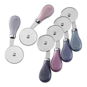 Creative Kitchen Gadgets Foldable ABS Handle Stainless Steel Multi-Function Mesquite <b>Wheel</b> Pizza Cutter - Product Image 1