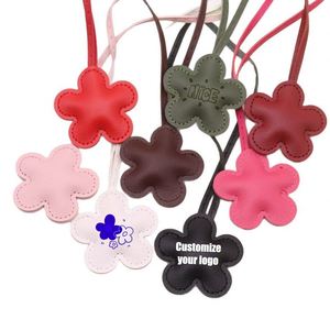Porte-clés mousqueton en cuir PU personnalisable, impression UV, motif floral mignon, option de logo personnalisé, style simple et doux pour cadeaux - Product Image 1