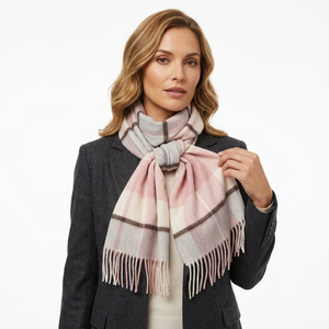 Bufanda Transpirable y Suave 100% Lana Merino con Patrón de Cuadros Británicos, Tejido Fino Largo, Tartán Rosa, Bufanda para Mujer, Multiusos para Otoño - Product Image 4