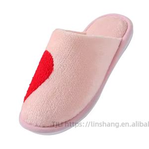 Pantoufles d'intérieur chaudes et plates pour femmes, motif cœur, pour la Saint-Valentin, vente en gros, mignonnes pantoufles en forme de cœur pour l'hiver - Product Image 5