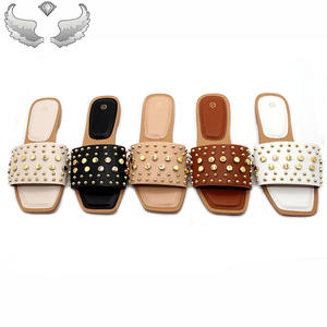 卸売2025女性用フラットシューズ夏ビーチシューズファッションリベットサンダルスリッパ屋外女性用スライドスリッパ - Product Image 1