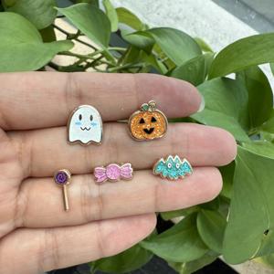 Produsen Pembuat Pin Enamel Logam Koleksi Hadiah Kustom Lucu Kawaii Berlapis Cat Logam dengan Logo Sekolah - Product Image 5