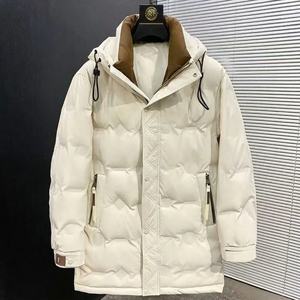 เสื้อแจ็คเก็ตดาวน์แบบคอตั้งต่อผ้า ความยาวปานกลาง สำหรับผู้ชาย ฤดูหนาว 2025 รุ่นใหม่ ทันสมัย หนาขึ้น - สามารถปรับแต่งสีและลวดลายได้ - Product Image 1