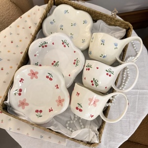 Tasses en céramique irrégulières faites à la main de style coréen et assiette en céramique en forme de fleur – Ensemble de tasses et d'assiettes pour le thé de l'après-midi - Product Image 3