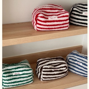 Trousse de toilette en laine d'agneau Étiquette lavable Remplissage en coton doux pour l'hiver Trousse de toilette portable Pochette multi-rayures Grande capacité - Product Image 3